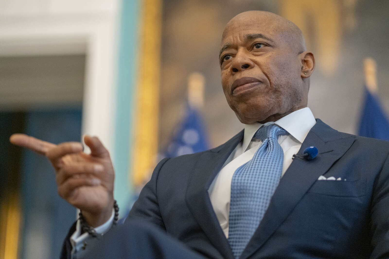 Alcalde busca reelección en Nueva York con imagen dañada por acusaciones y lazos con Trump