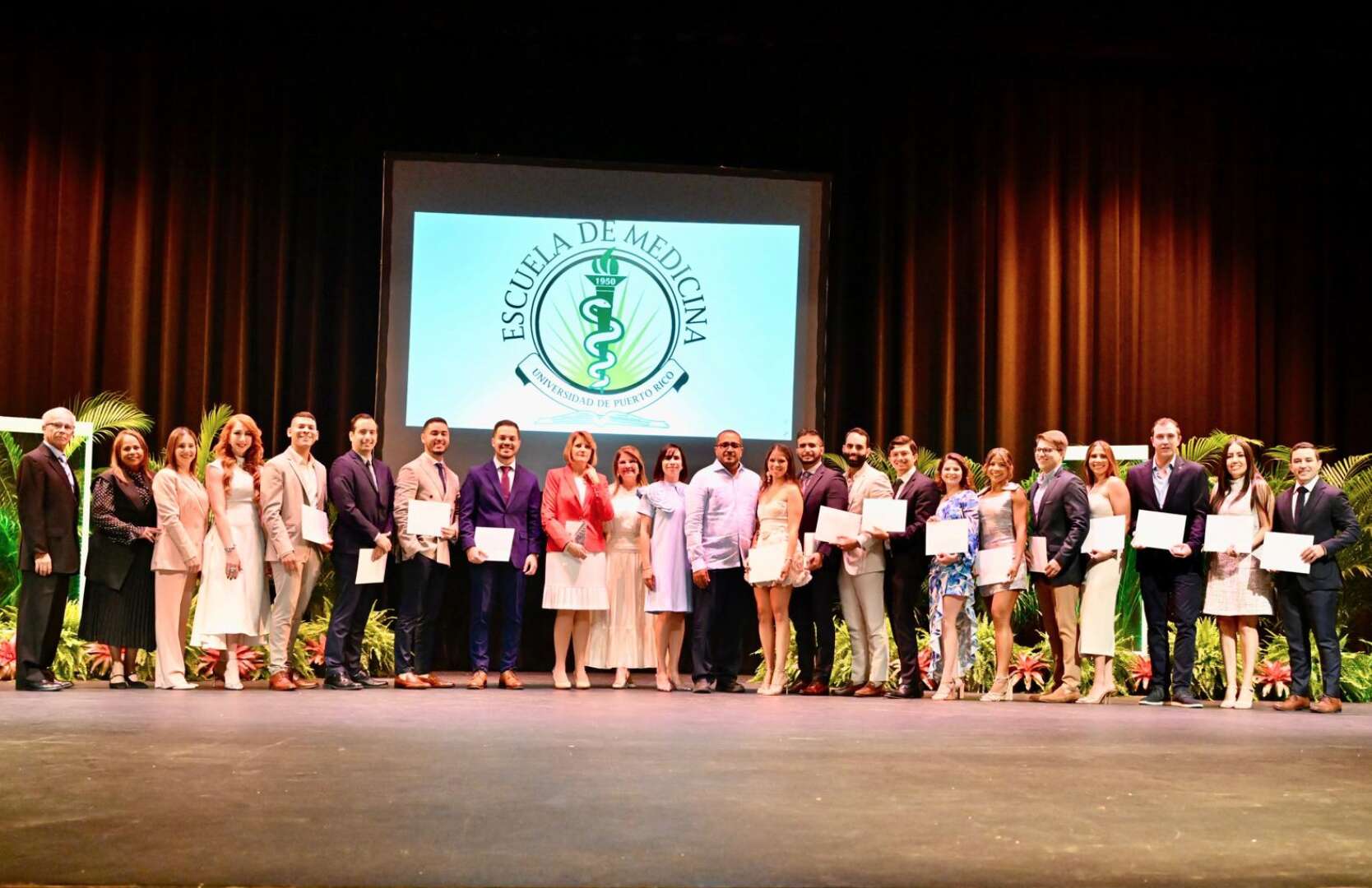 Escuela de Medicina de la UPR gradúa a 125 especialistas y subespecialistas en 34 programas