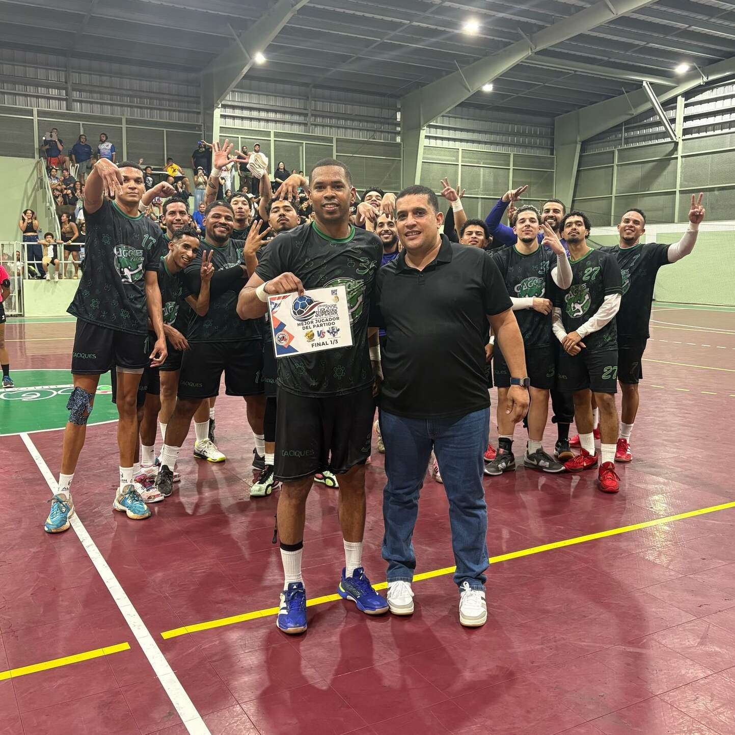 Palmer se lleva el primer juego de la final del balonmano superior