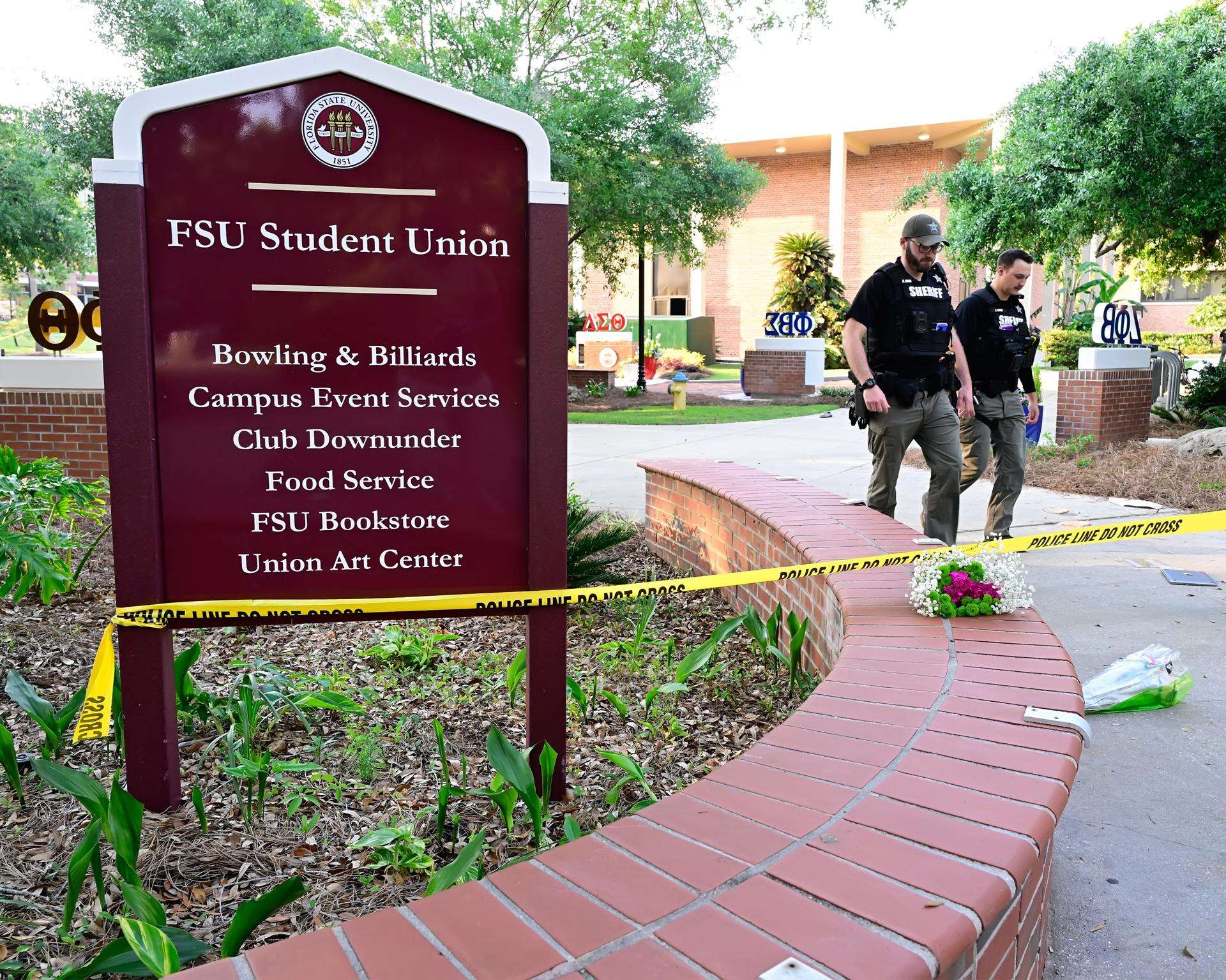 Hijo de una policía comparece por el tiroteo que dejó dos muertos en universidad de Florida