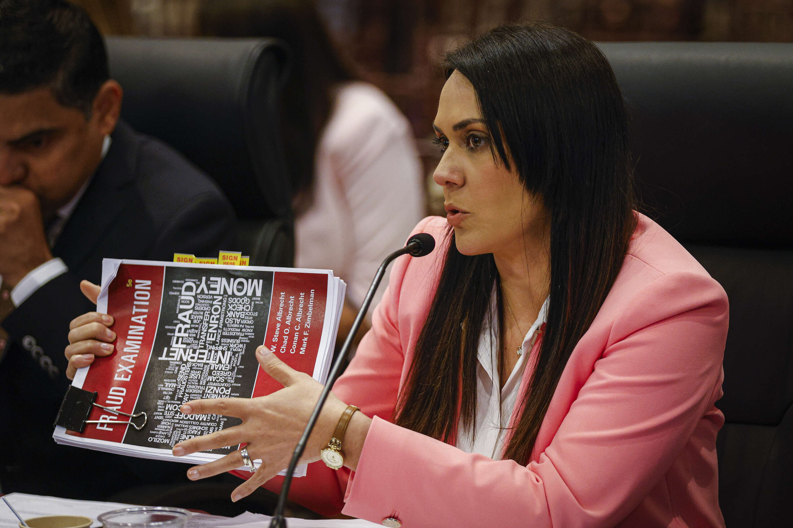 OIG ordena al DCR recuperar más de 2 millones de dólares pagados en exceso