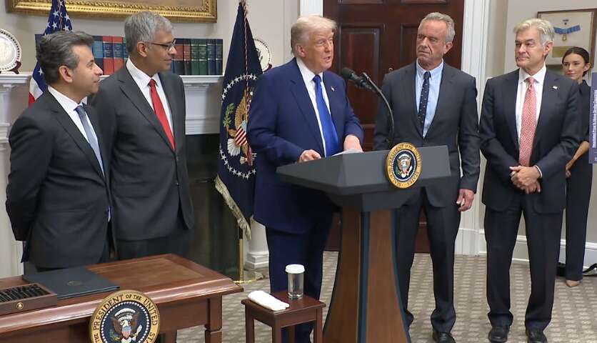 Trump firma orden ejecutiva para reducir precios de medicamentos