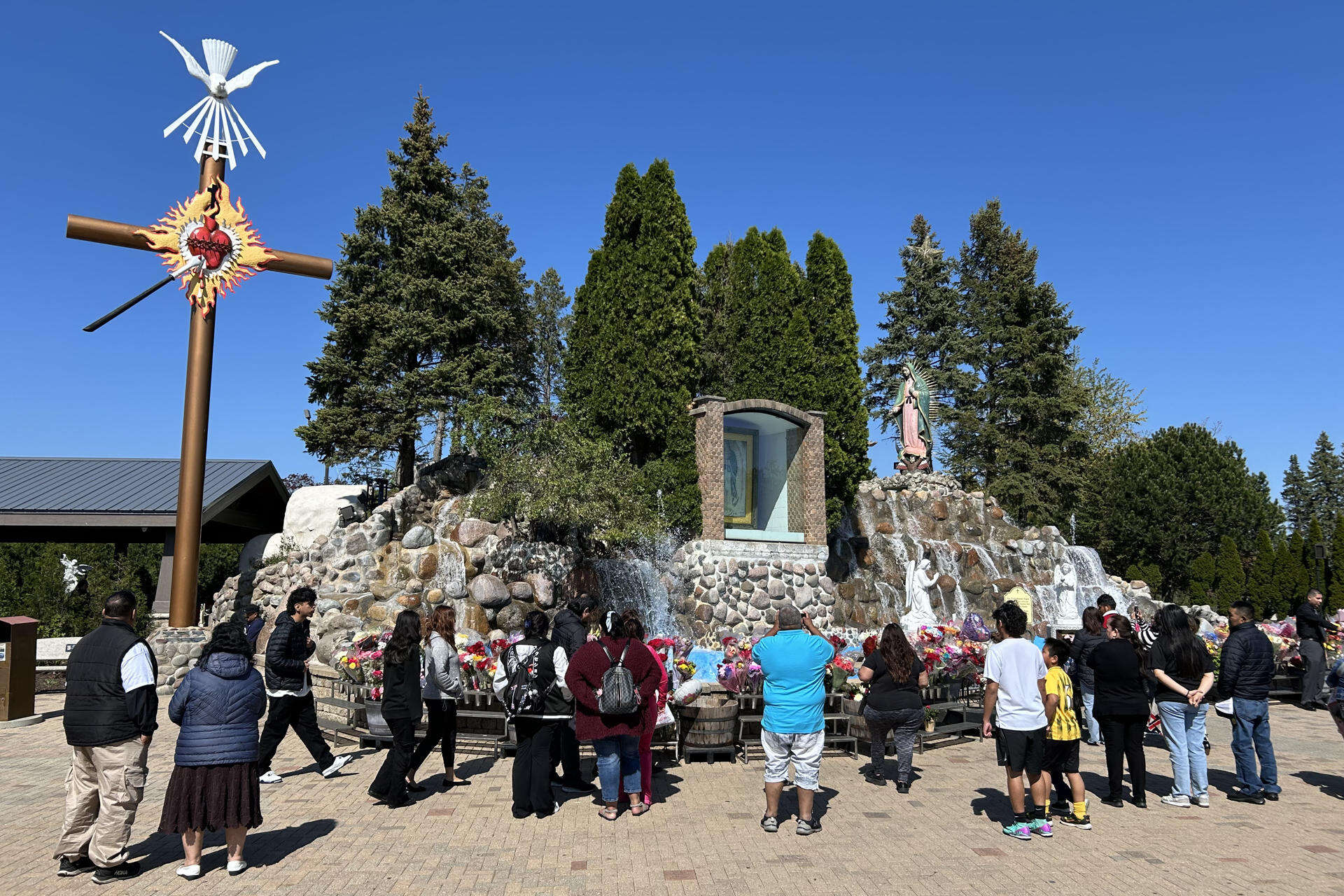 Católicos latinos de Chicago esperan que el nuevo Papa le ablande el corazón a Trump