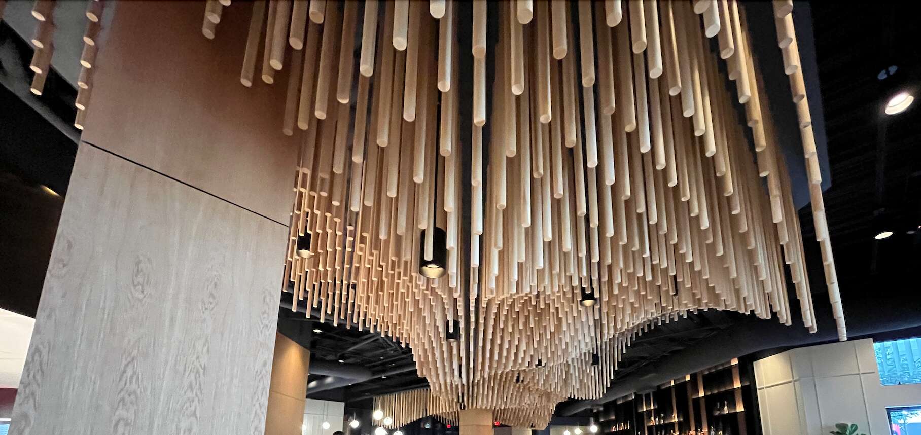 Investigan a hombre que orinó la cava en restaurante Lala de Bad Bunny