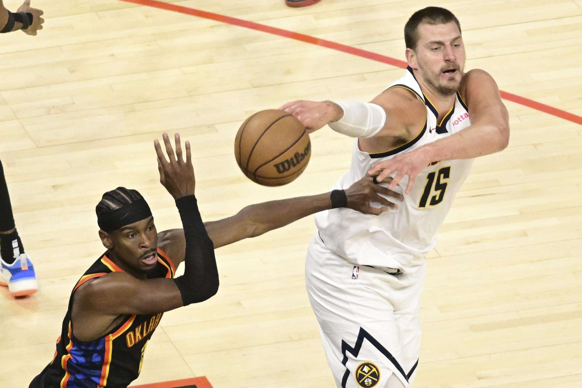 Thunder destroza a los Nuggets para igualar la serie a una victoria por bando