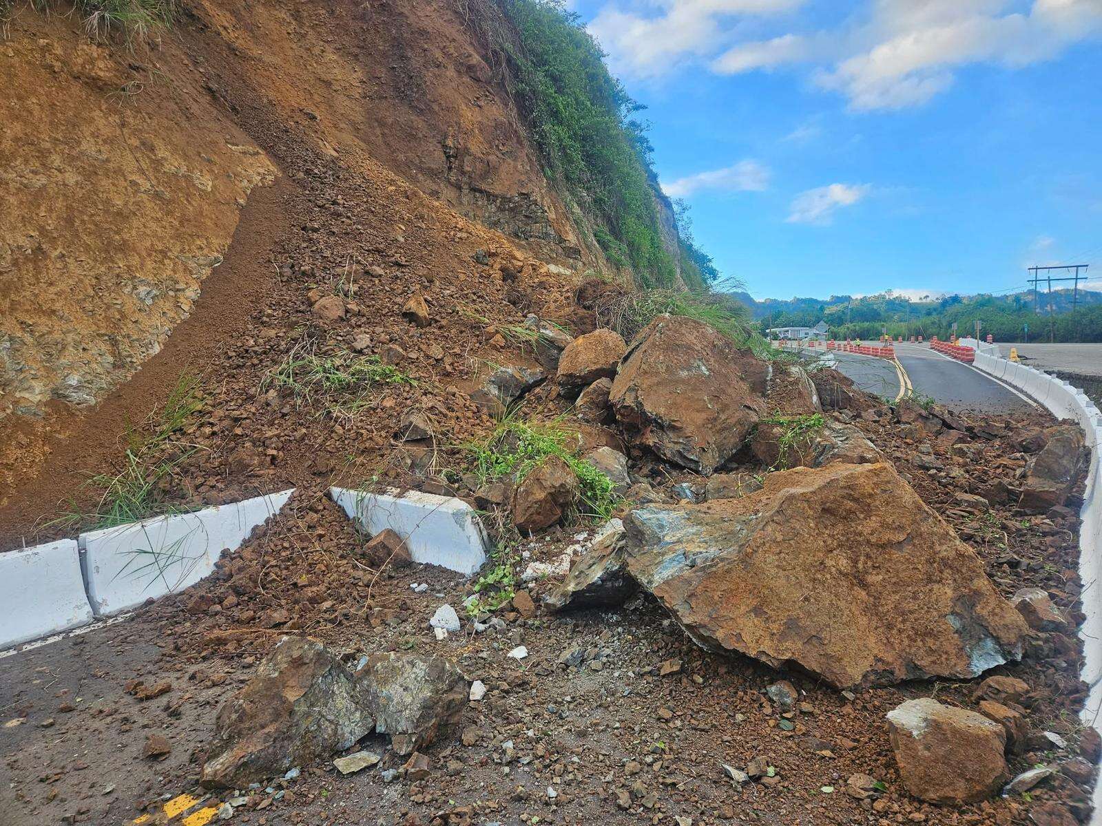 Deslizamiento de terreno obstruye la PR-10 en dirección Utuado hacia Arecibo