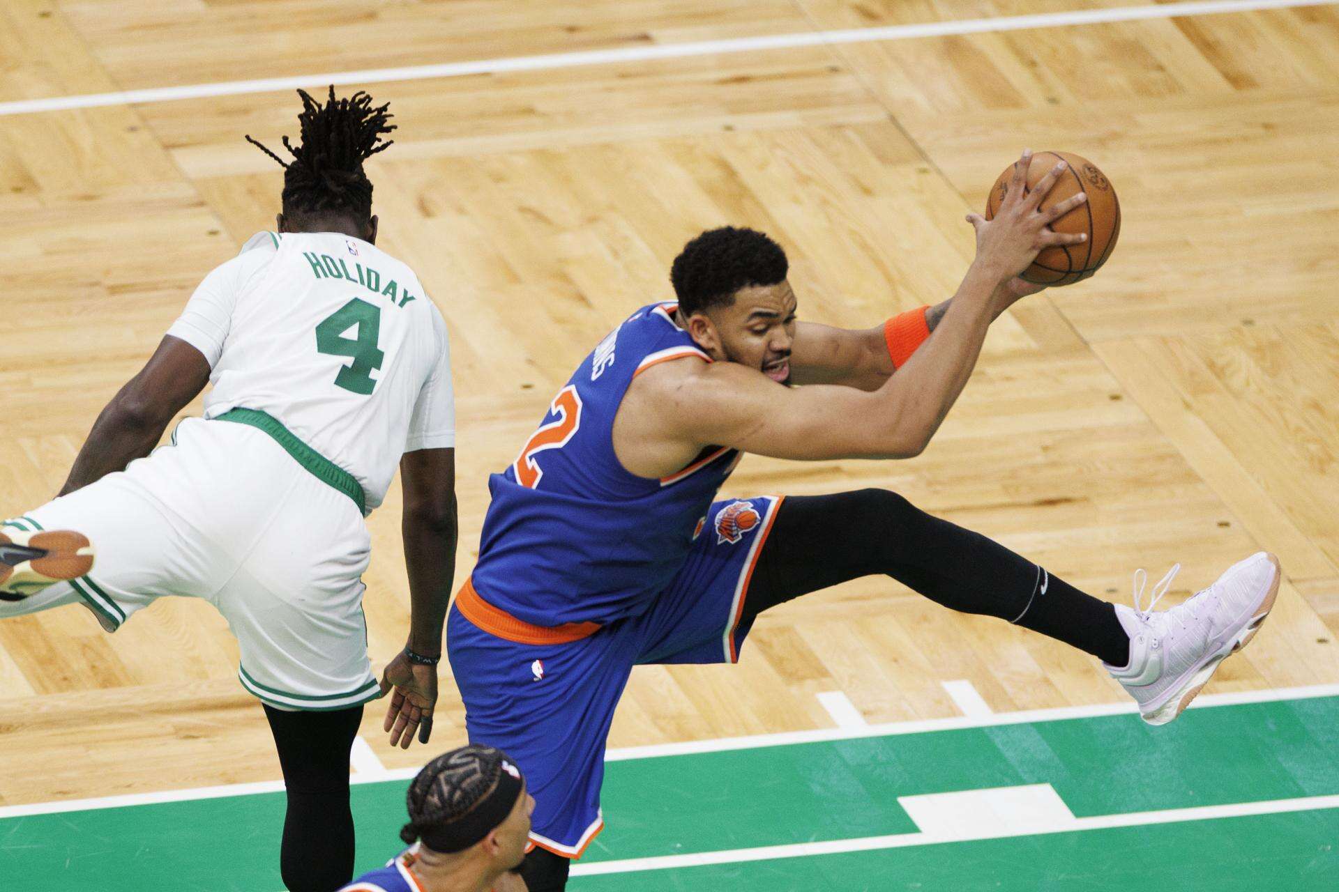 Los Knicks vinieron de atrás para ganar el primer juego de la serie en Boston