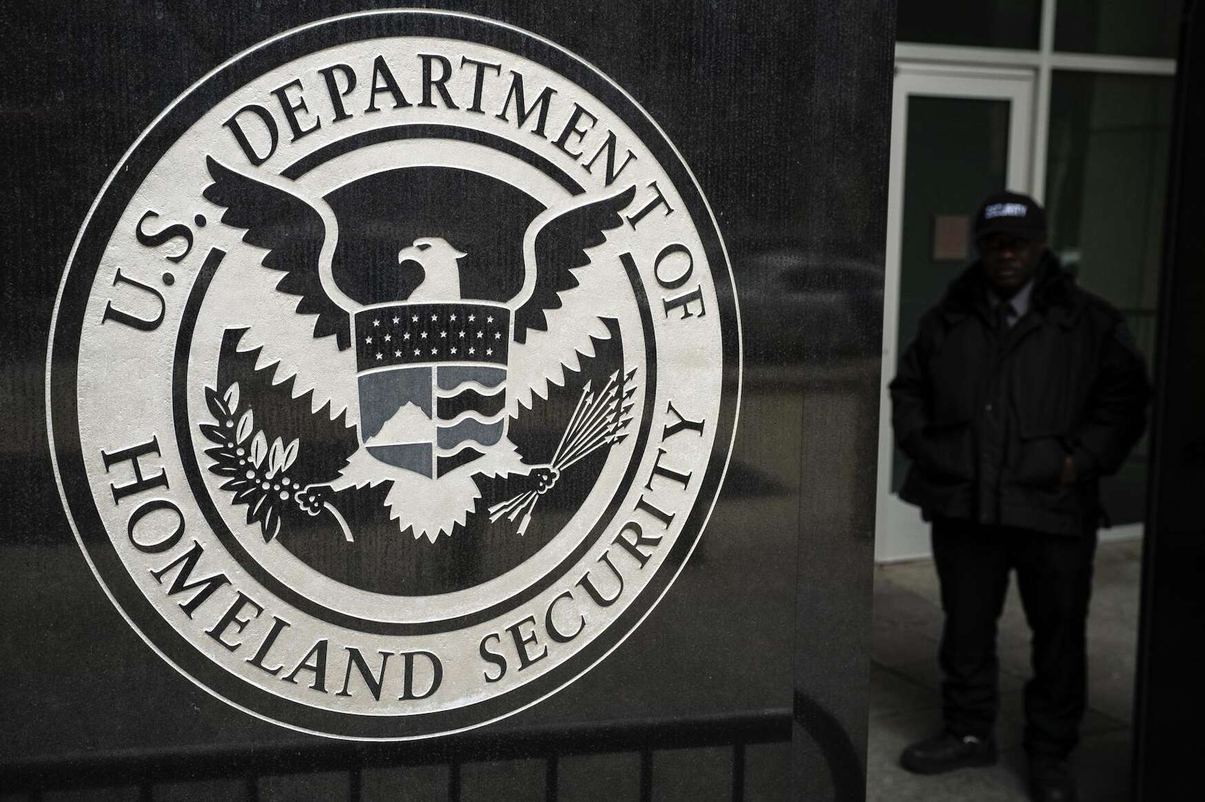 La administración de Trump ofrece $1,000 a los migrantes que se autodeporten