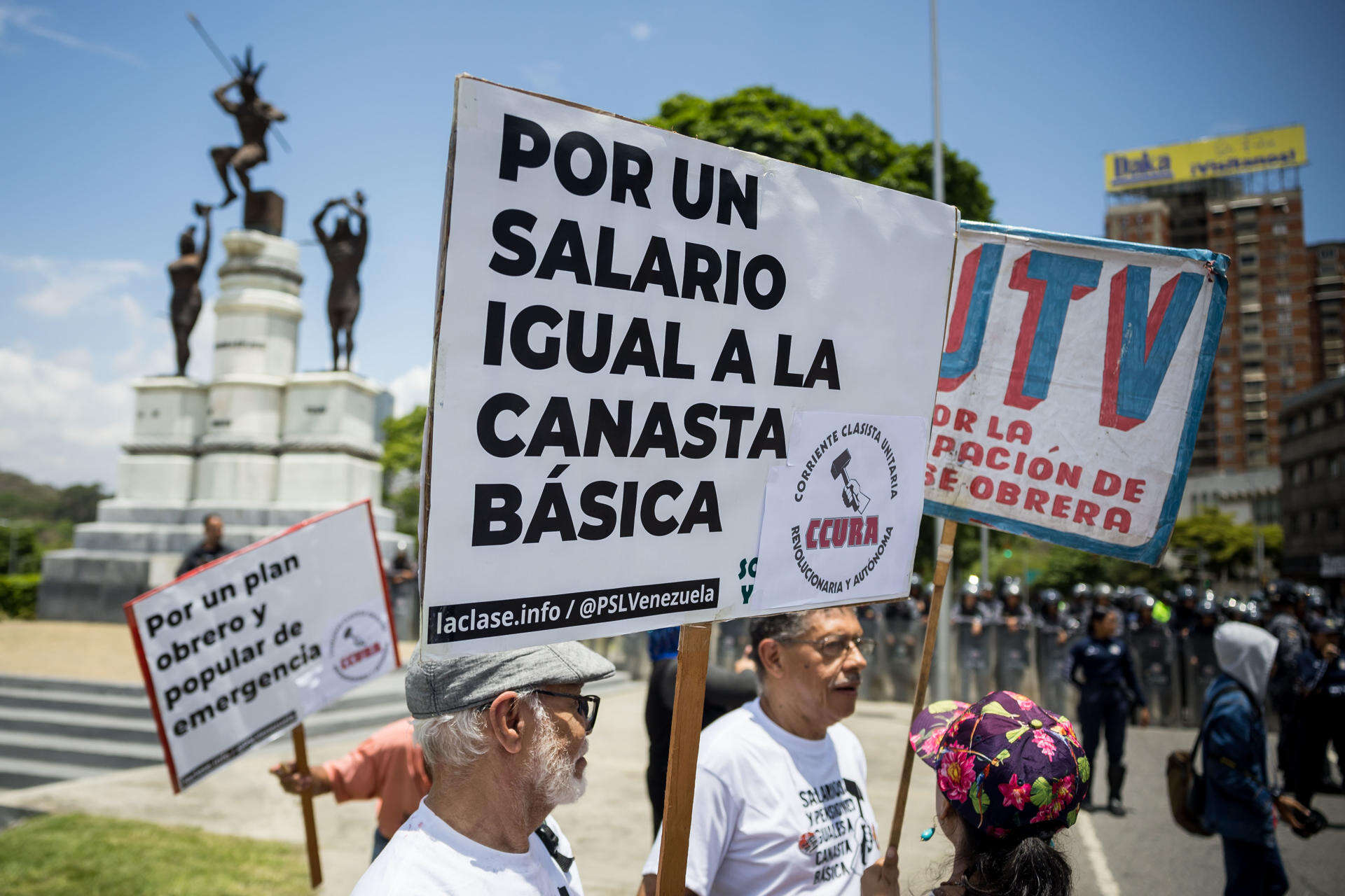 Trabajadores venezolanos protestan contra lo que consideran sueldos de «hambre y miseria»