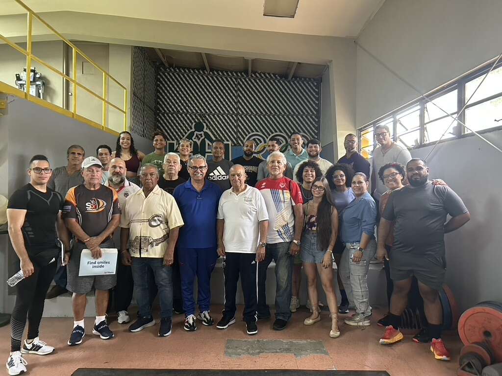 Exitosa capacitación de entrenadores de halterofilia en Salinas