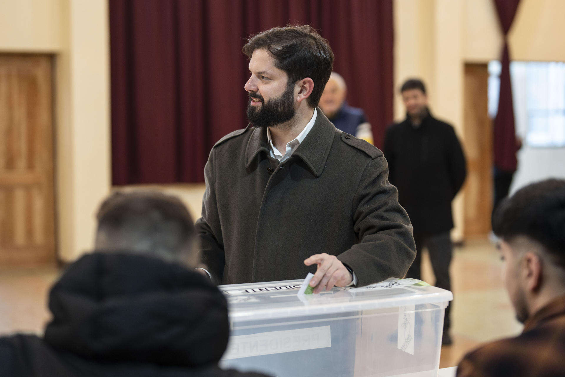 Arranca conteo de votos que definirá candidato presidencial de la izquierda chilena