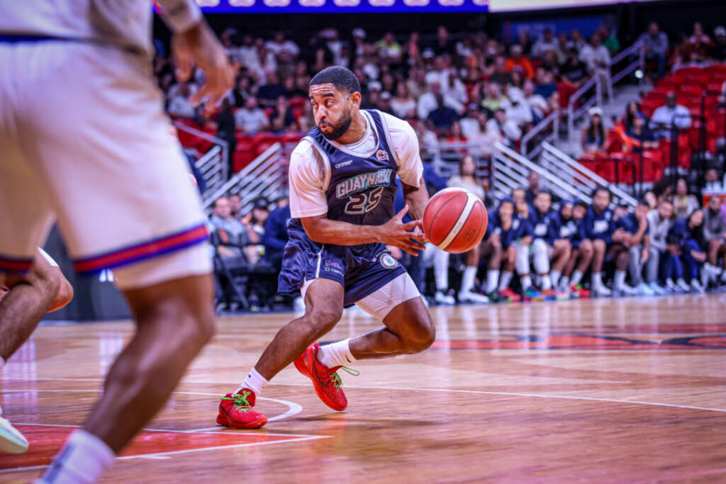 Airosos Guaynabo y Manatí anoche en el BSN