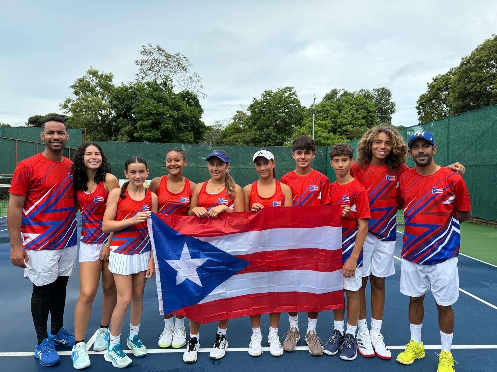 Tenistas juveniles se destacan en evento regional en El Salvador