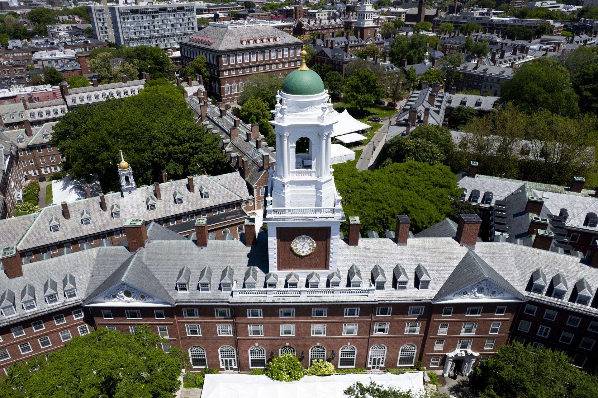 Juez bloquea indefinidamente el veto de Trump a los estudiantes extranjeros en Harvard