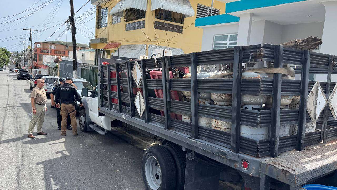 Ordenan remover tanques de gas y vehículos abandonados en Villa Palmeras
