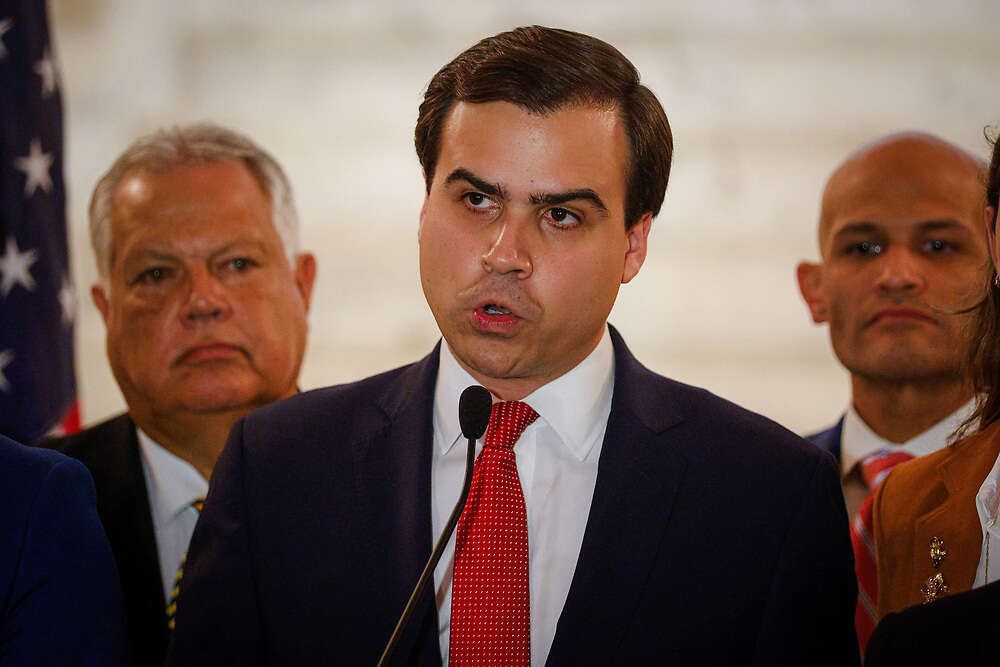 Describe como «traición» las acciones de la administración local con los inmigrantes