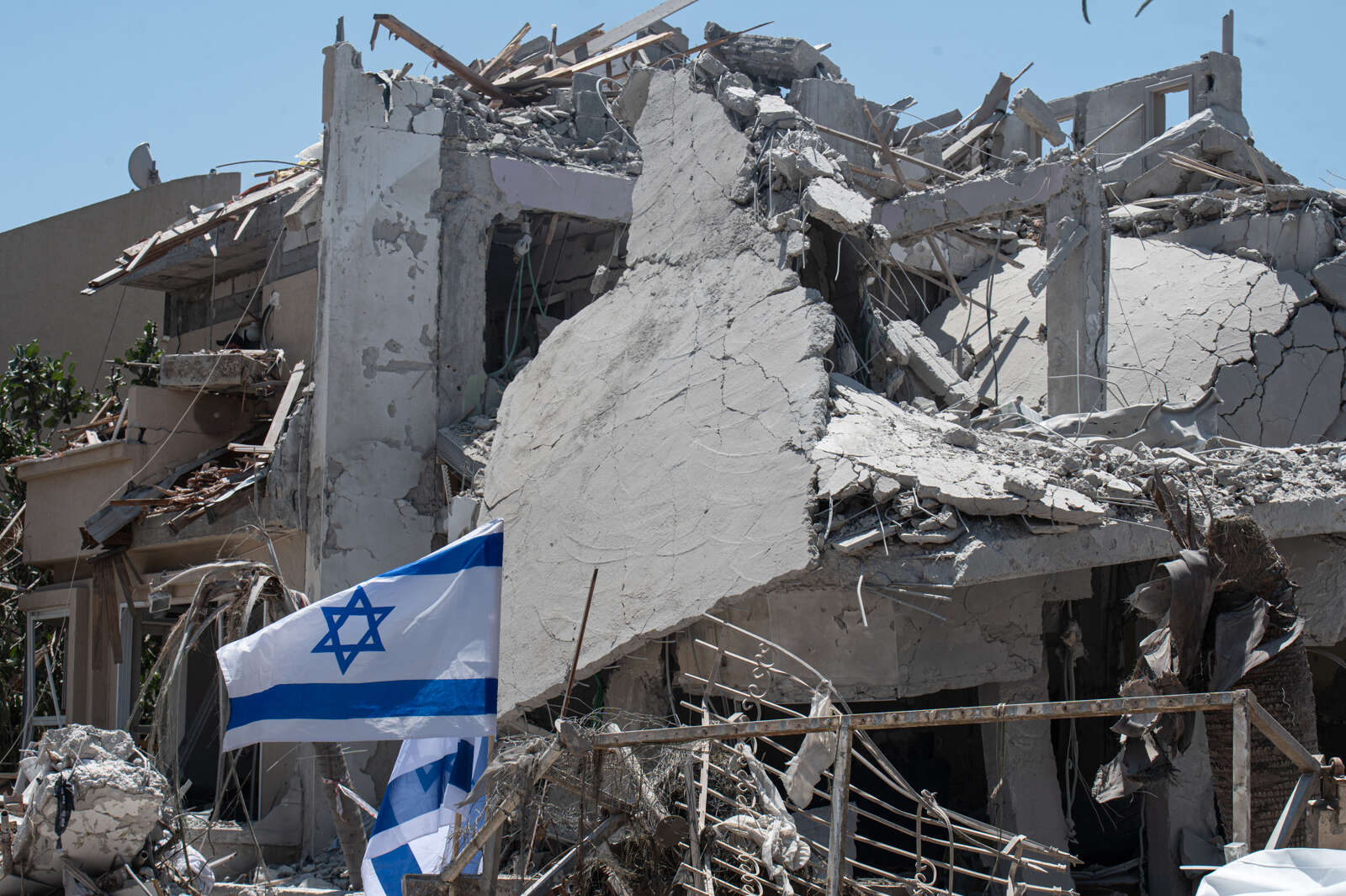 Irán responde con misiles contra Israel y golpean la ciudad de Tel Aviv