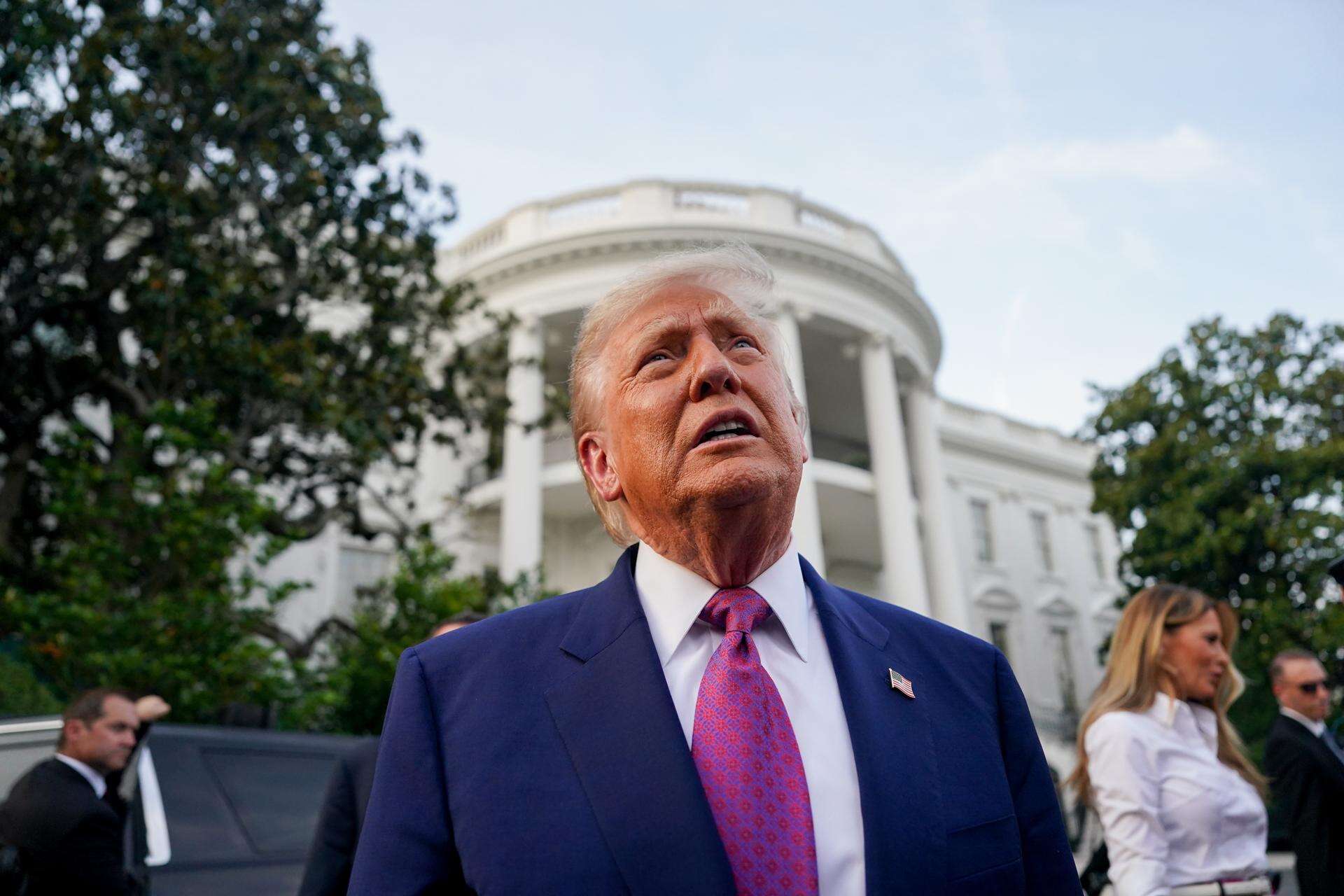 Trump llama «héroes» a funcionarios que ejecutan las redadas contra migrantes