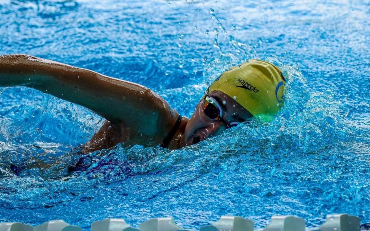 Loyola y Caparra dominan el campeonato de piscina corta para mayores