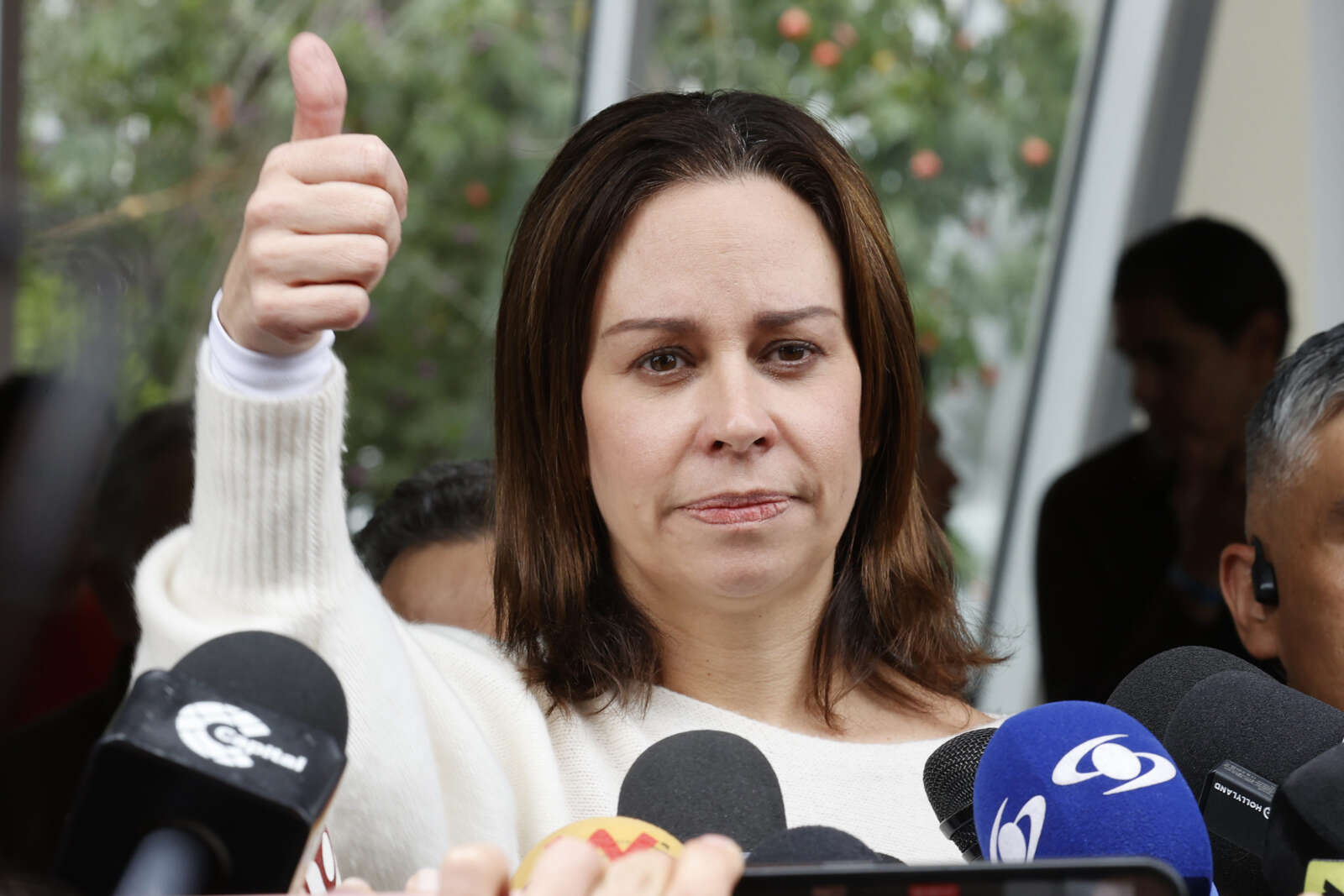 Esposa de senador tiroteado informa que el político sigue crítico en el hospital