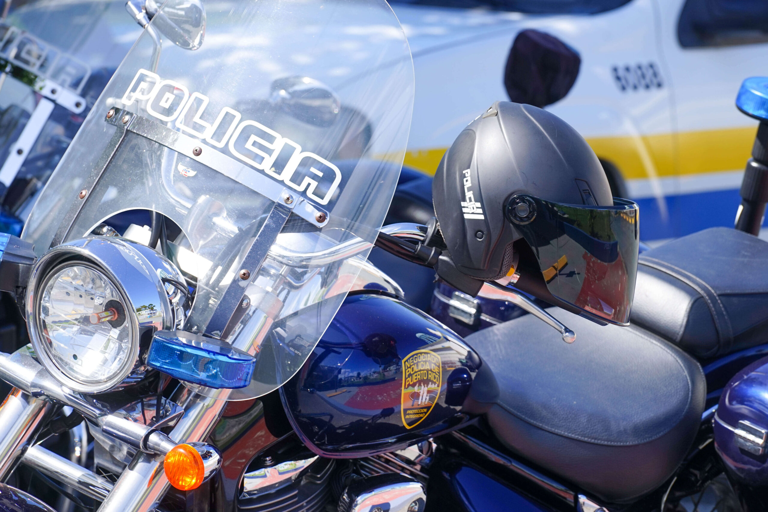 Hombre intercambia disparos con policías y resulta herido