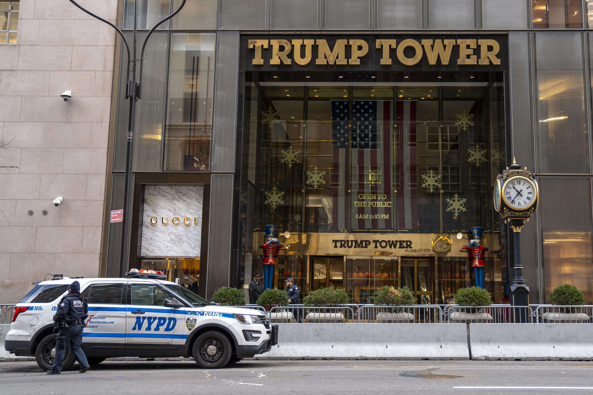 Policía detiene a 24 manifestantes contra redadas inmigrantes en Torre Trump