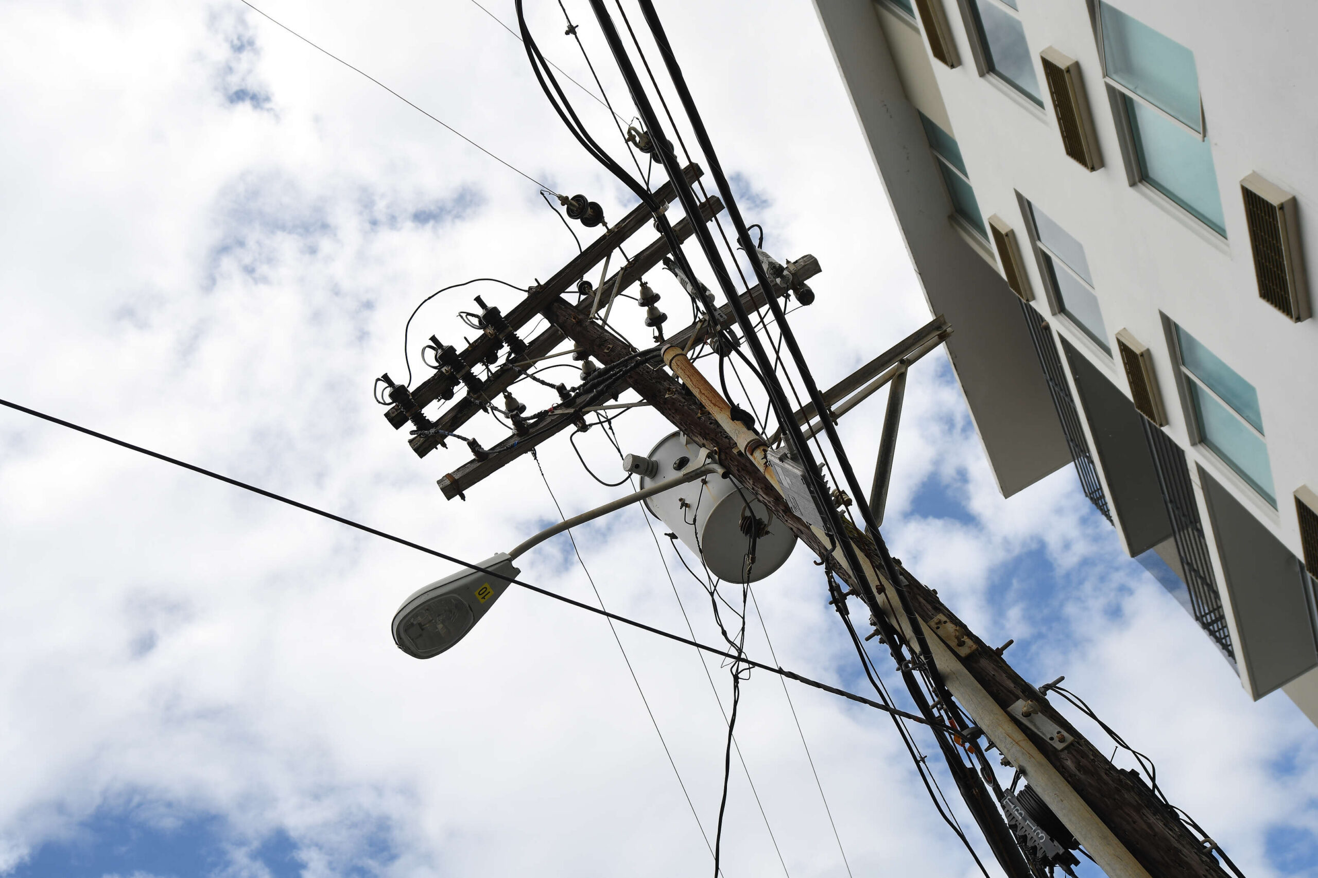 Oficial a cargo de revisión tarifaria critica la forma fragmentada en que opera la red eléctrica