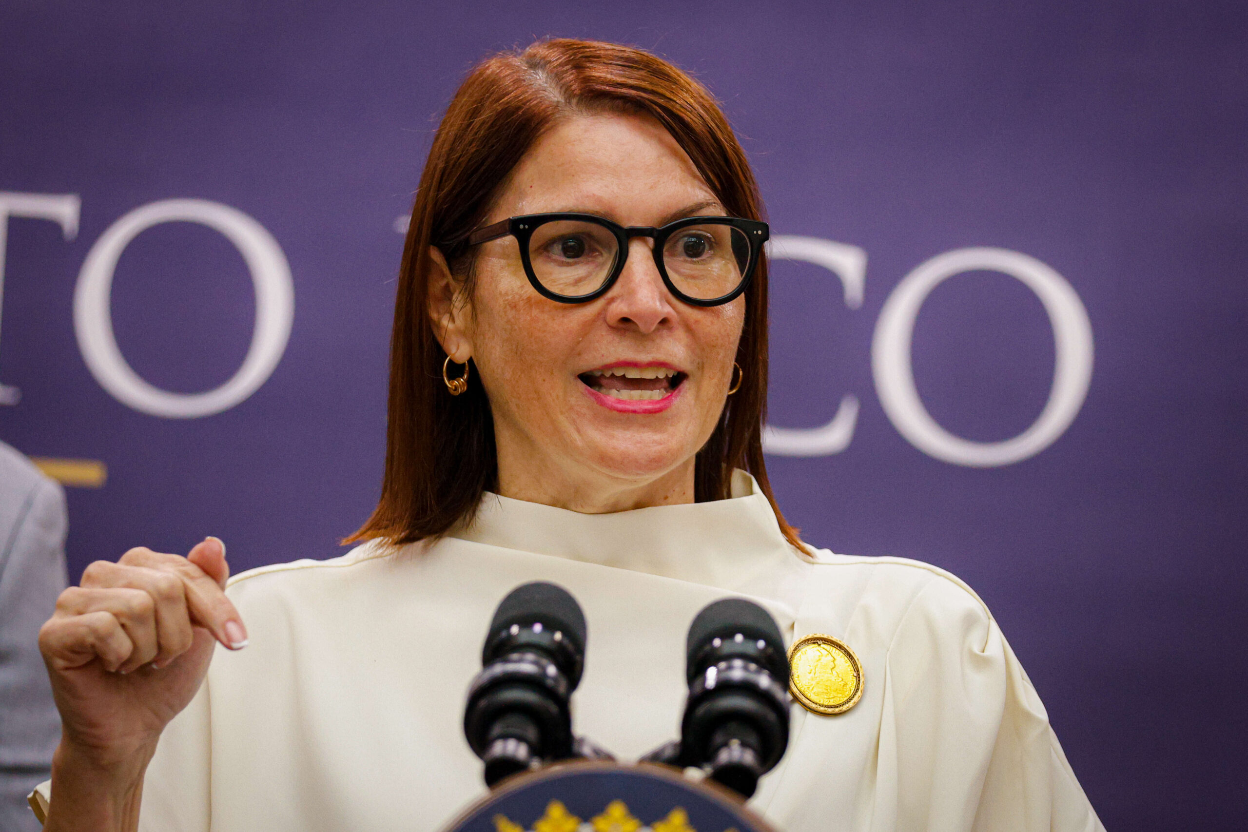 Gobierno sorteará boletos para la residencia de Bad Bunny entre estudiantes graduandos y empleados p