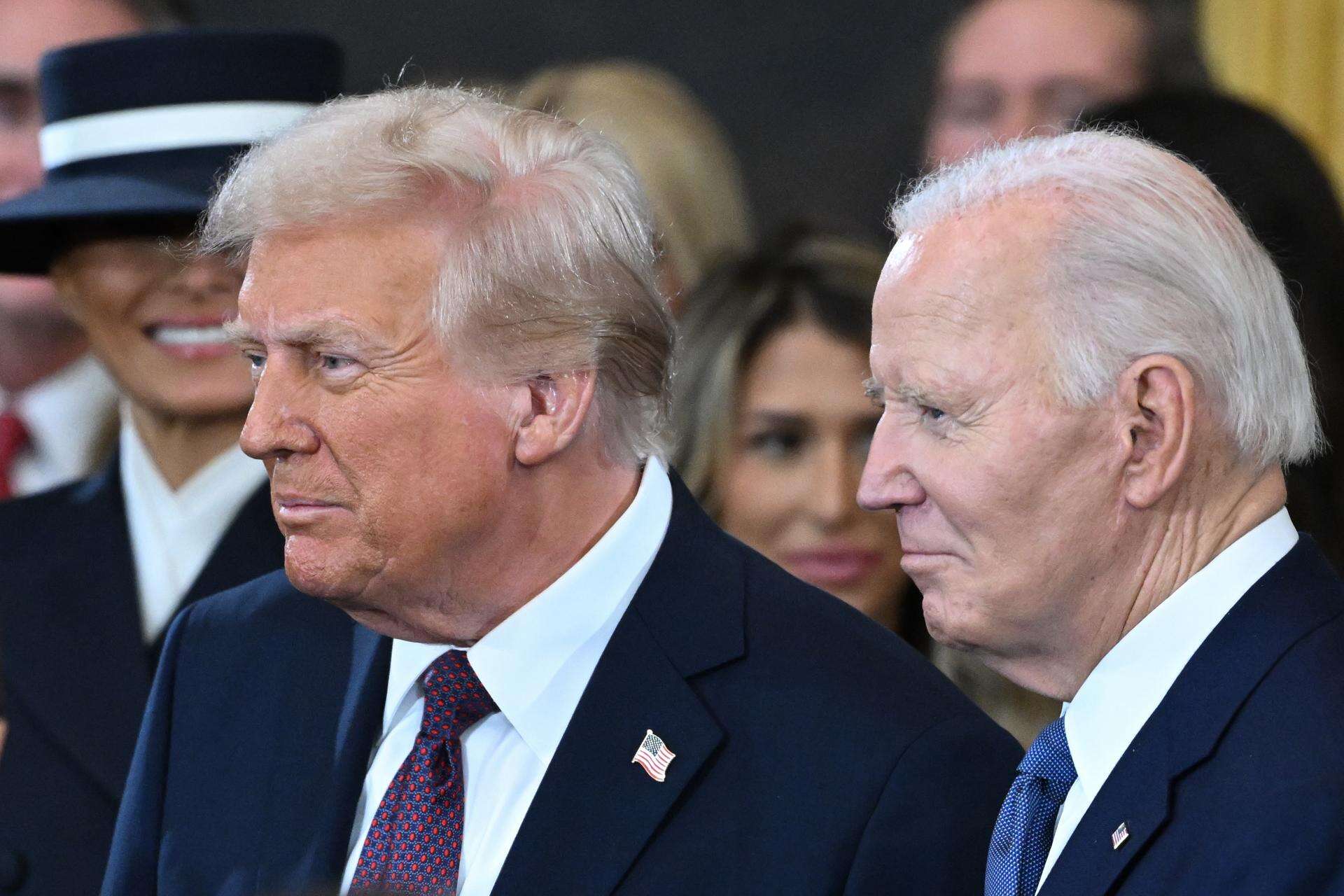 Trump ordena investigar el uso de firmas automáticas por parte de Biden