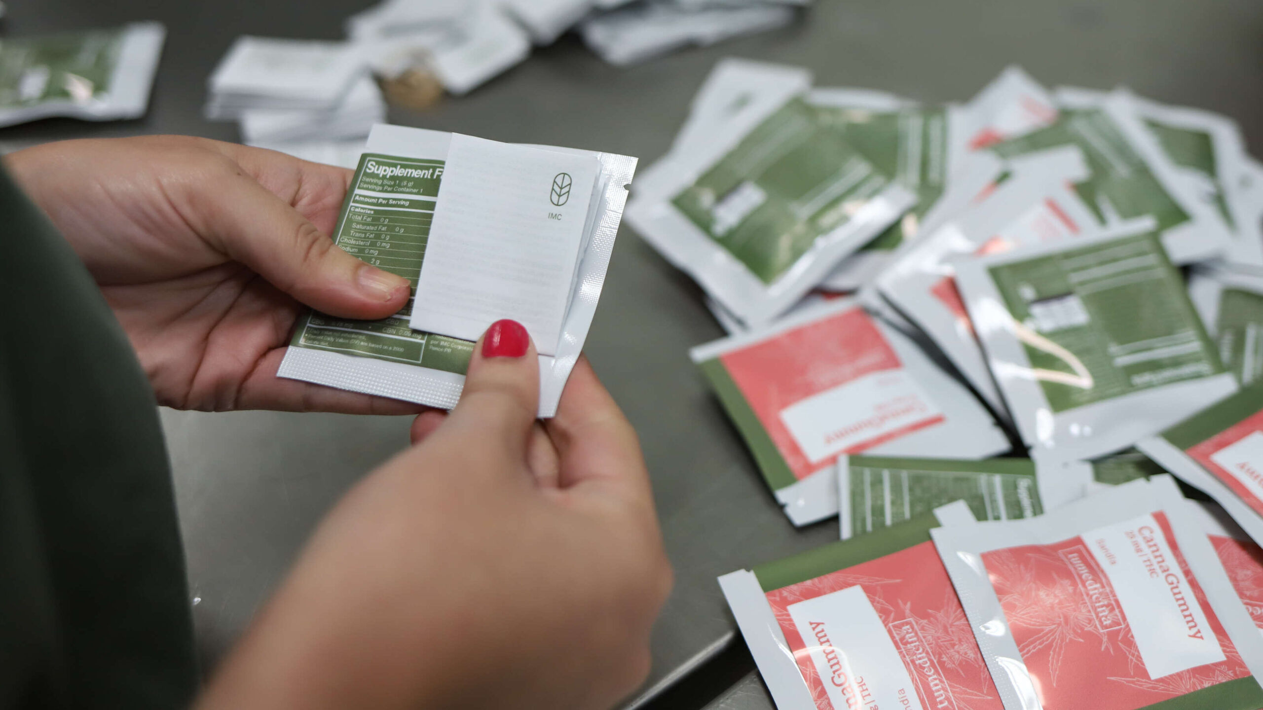 Estudio revela que fumar o consumir comestibles de marihuana afecta el corazón