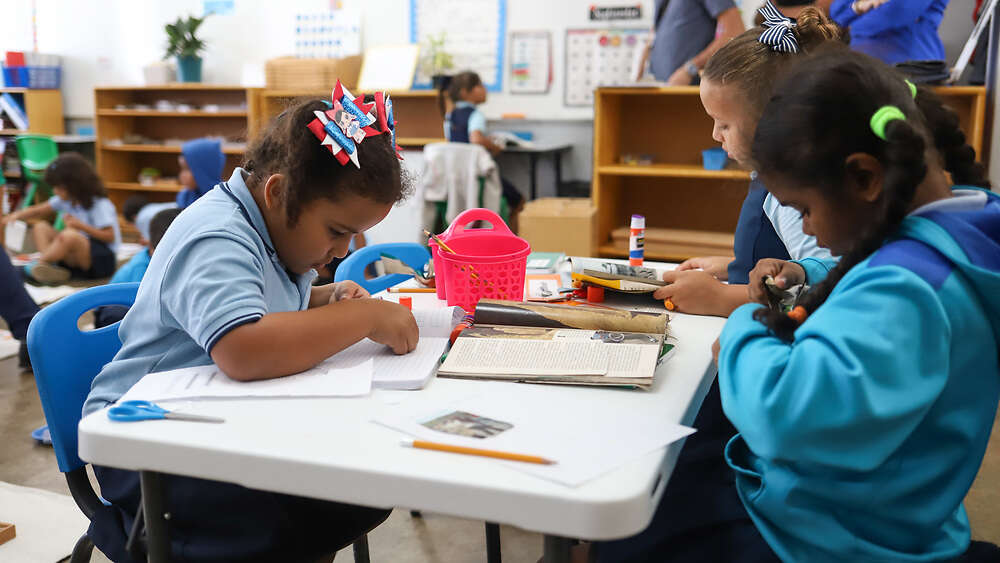 Evalúan que padres primerizos asistan a charlas de crianza