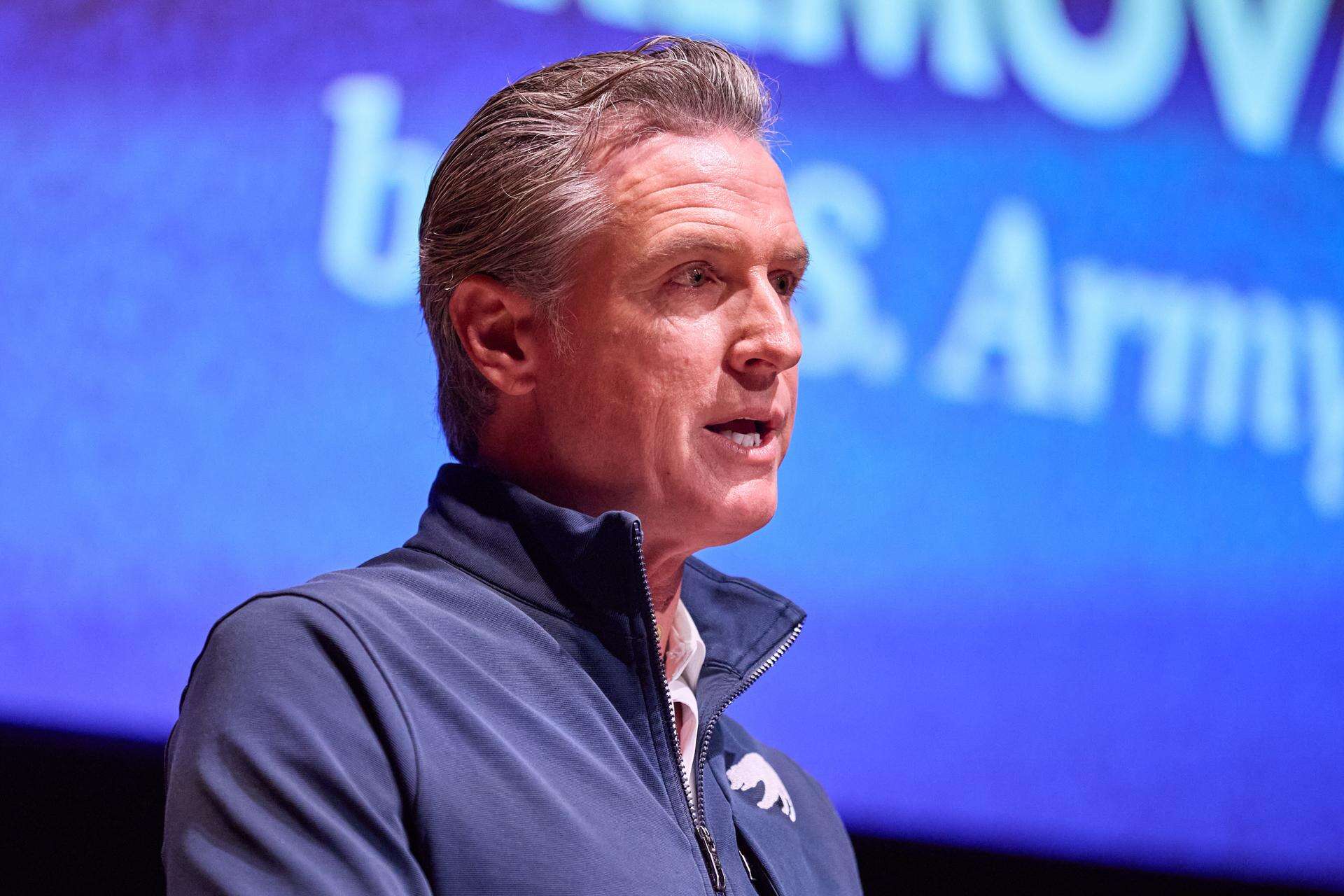 Ahora Trump demanda a California por el aumento en el precio de los huevos