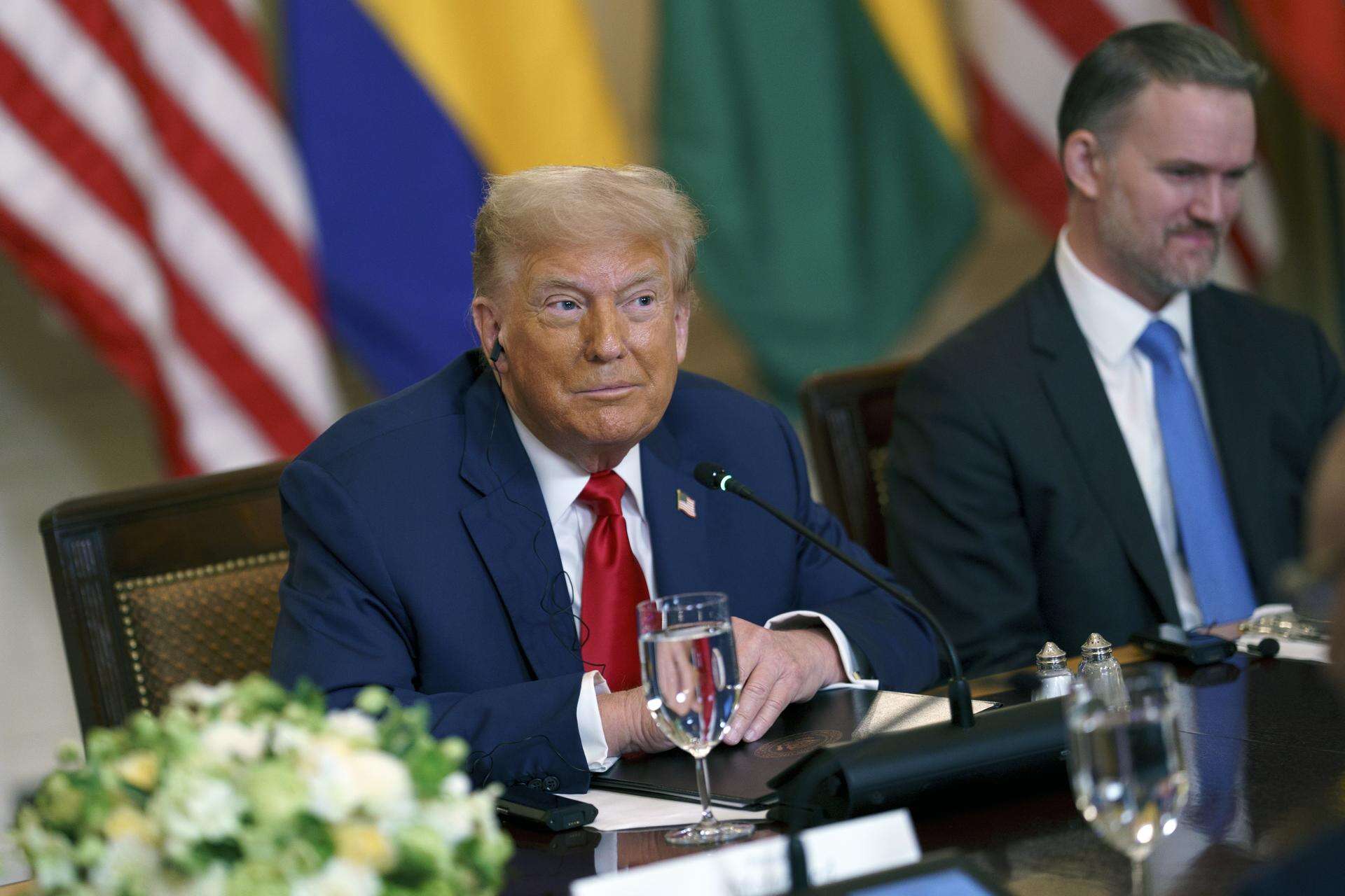 Trump renueva su presión a la Fed para que baje los tipos ante las subidas en la bolsa