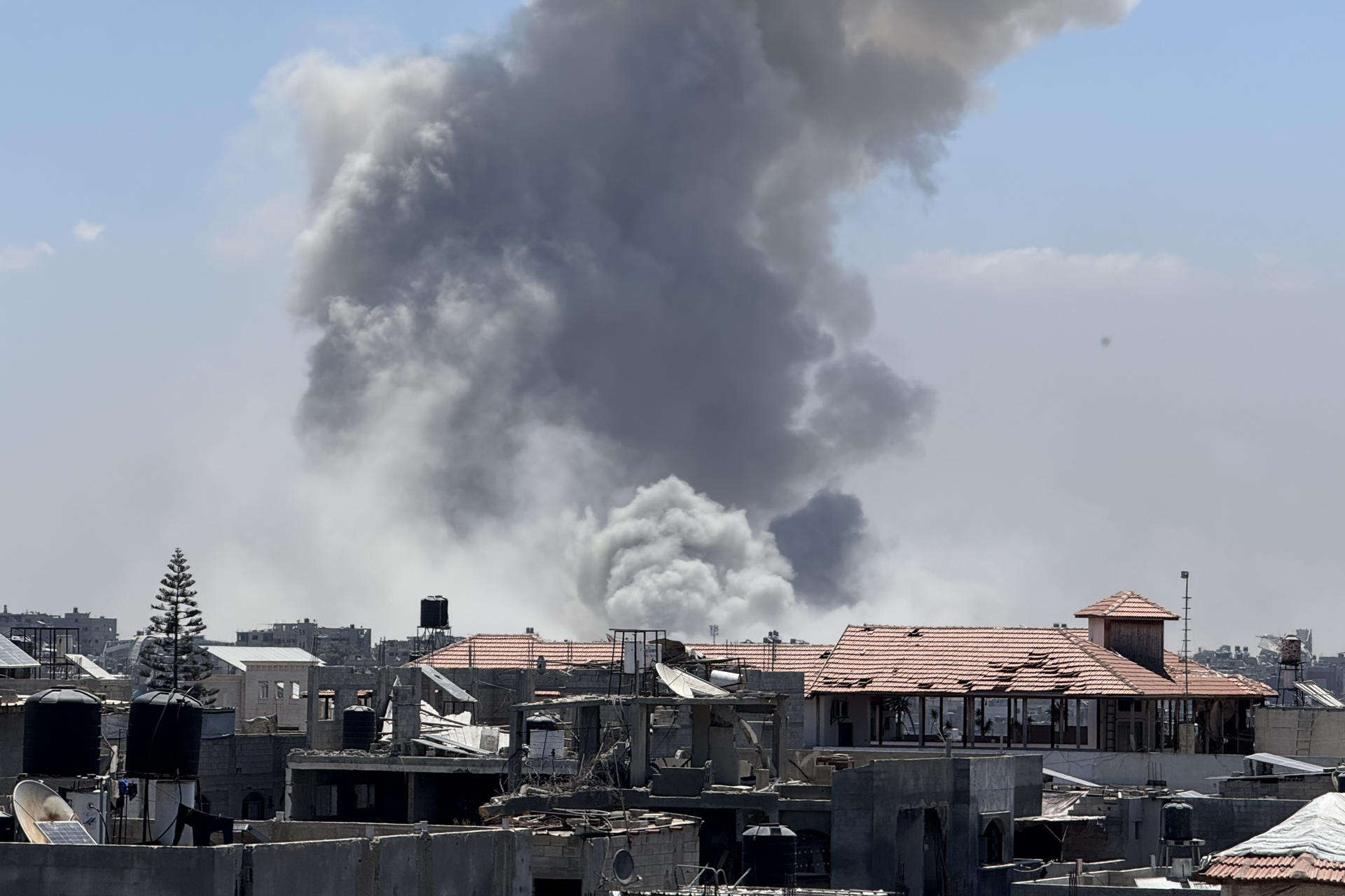 Israel mata a 6 gazatíes en el bombardeo contra una clínica, entre ellos a un bebé