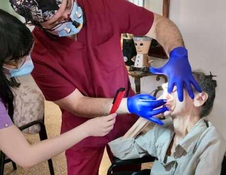 Dentistas promueven los  exámenes a adultos mayores en centros de cuidado