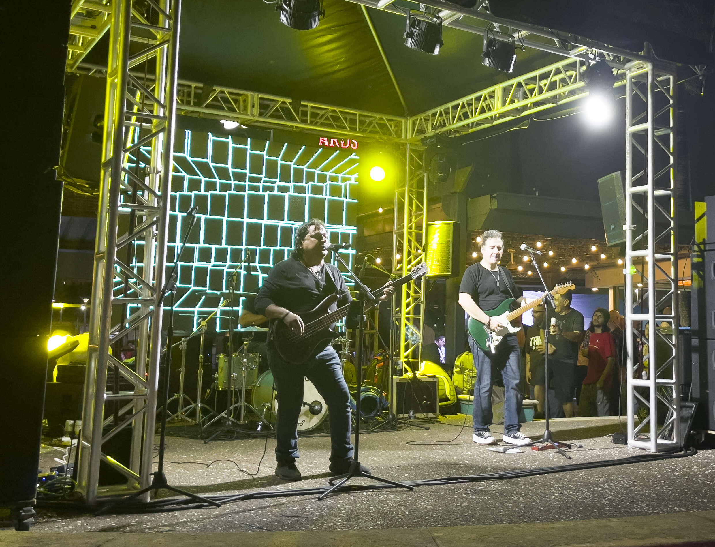Bandas tributo despiertan la nostalgia y pasión por el rock