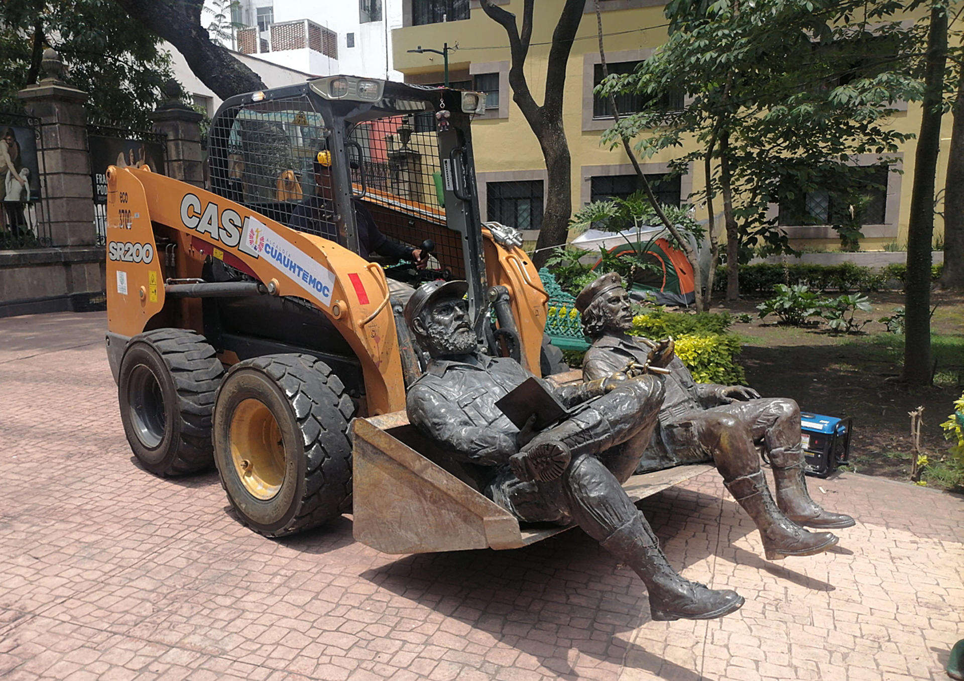 Retiran unas estatuas de Fidel Castro y el Che Guevara en la Ciudad de México