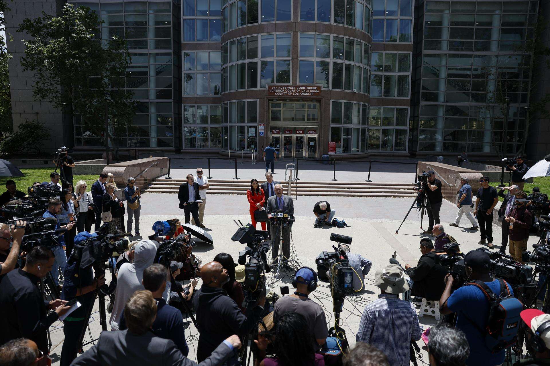 Hospitalizan a uno de los hermanos Menéndez por cálculos renales graves