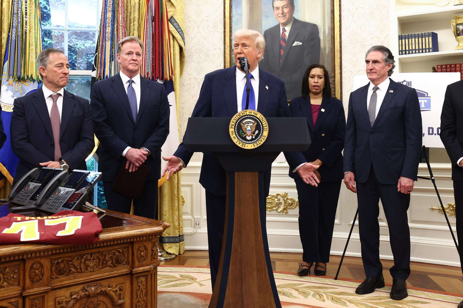 Trump exige a equipos deportivos que vuelvan a tener sus nombres originales indígenas