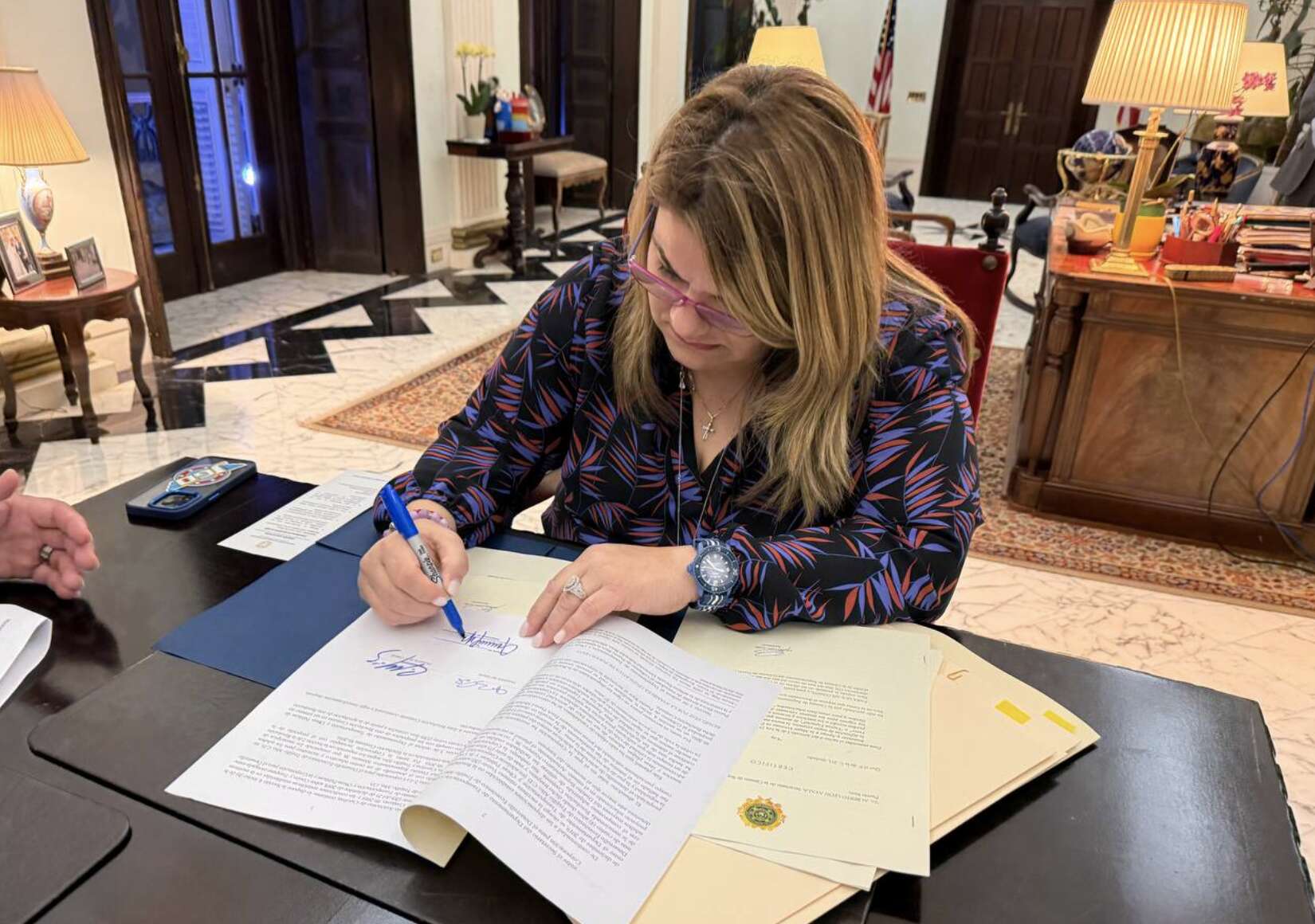 Gobernadora convierte en ley proyecto que prohíbe procesos médicos para cambio de género en menores