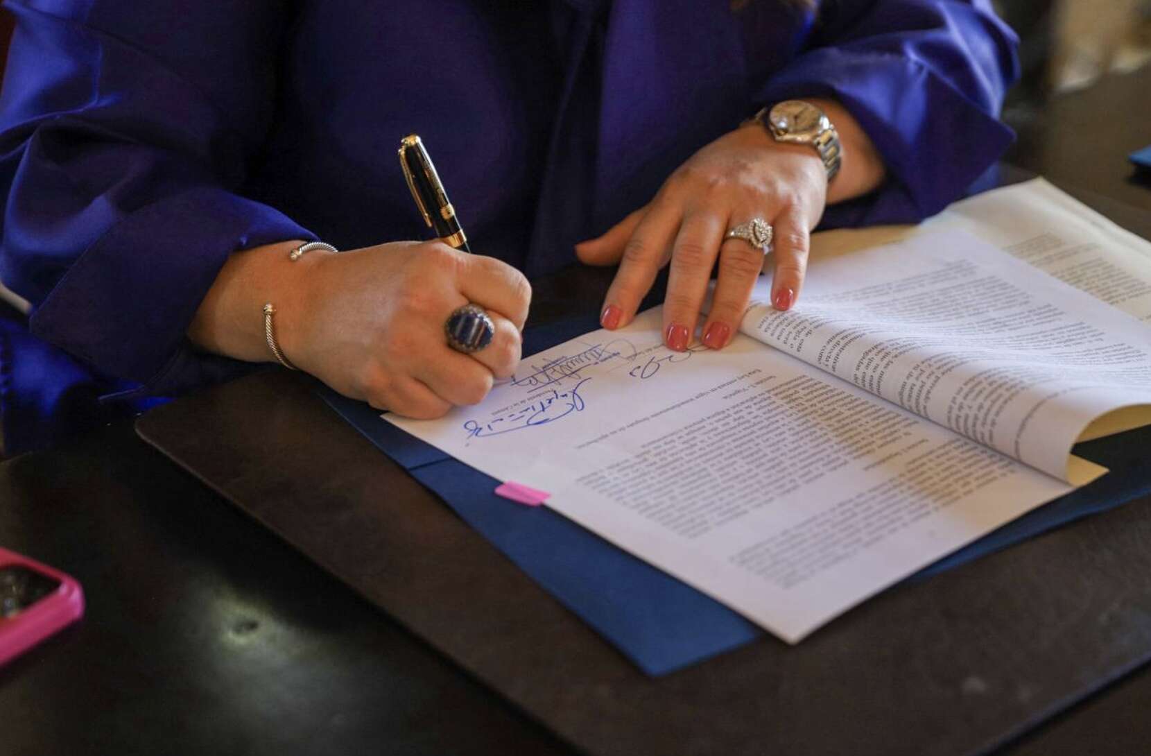 Gobernadora firma varias piezas legislativas