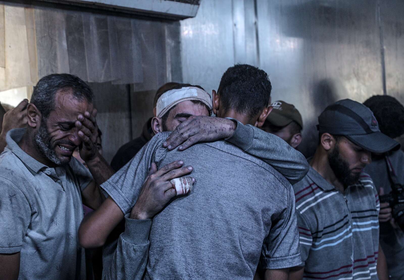 Israel mata a 26 gazatíes en Gaza, incluidos seis que hacían fila para comer