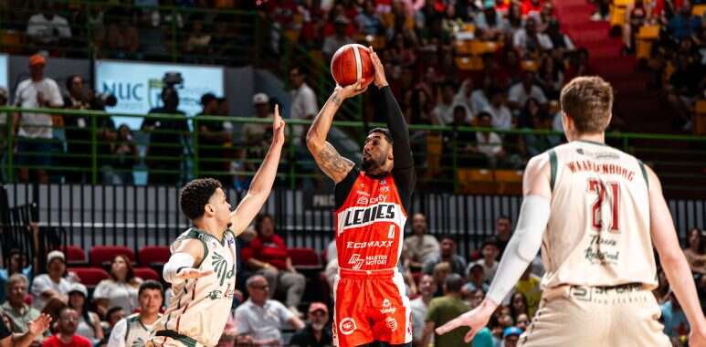 Leones limitaron la ofensiva de los Indios para robarse el tercer partido