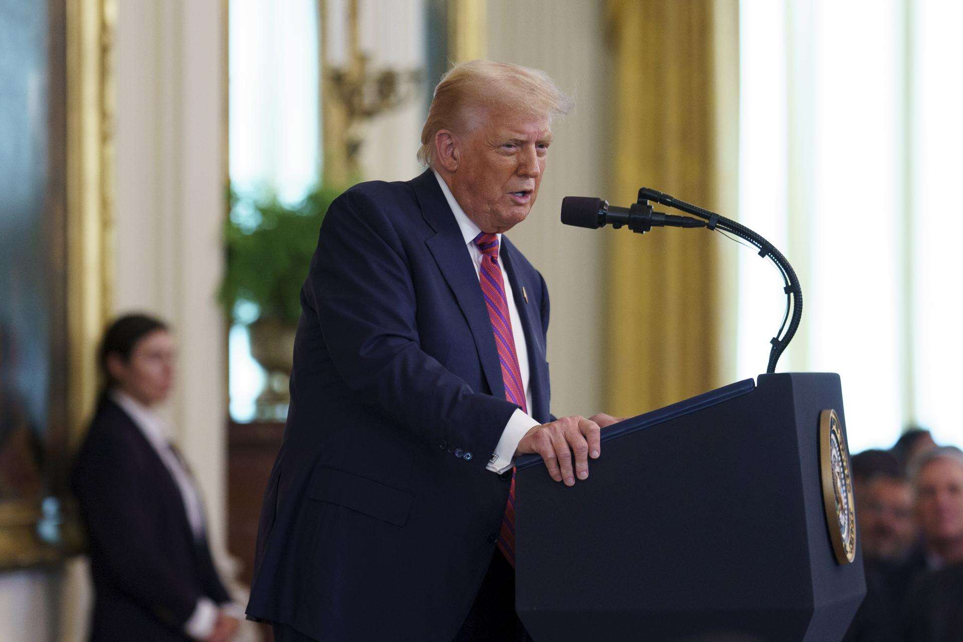 Un tribunal rechaza intento de Trump de eliminar la ciudadanía por nacimiento