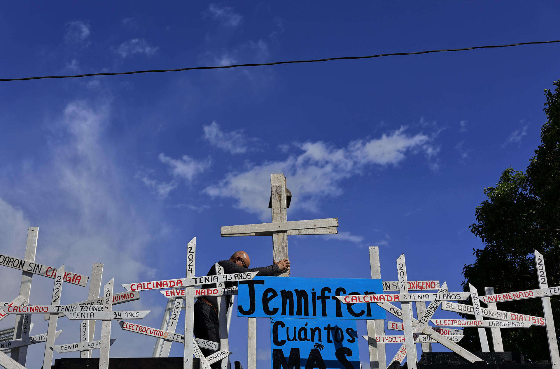 Activistas protestan contra de LUMA Energy y Genera PR