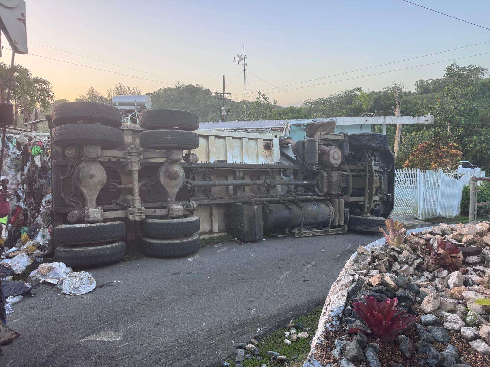 Camión de basura provoca accidente por desperfectos mecánicos