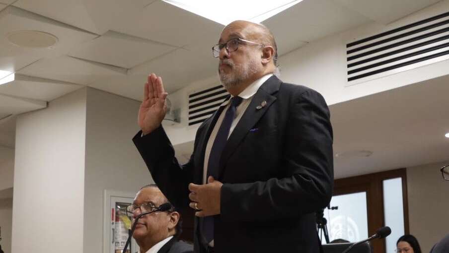 Physician Correctional reclama en demanda que le cancelaron contrato por estar con Pierluisi