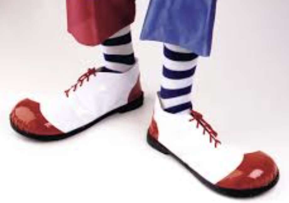 Pillos le tumban vestimenta a payaso