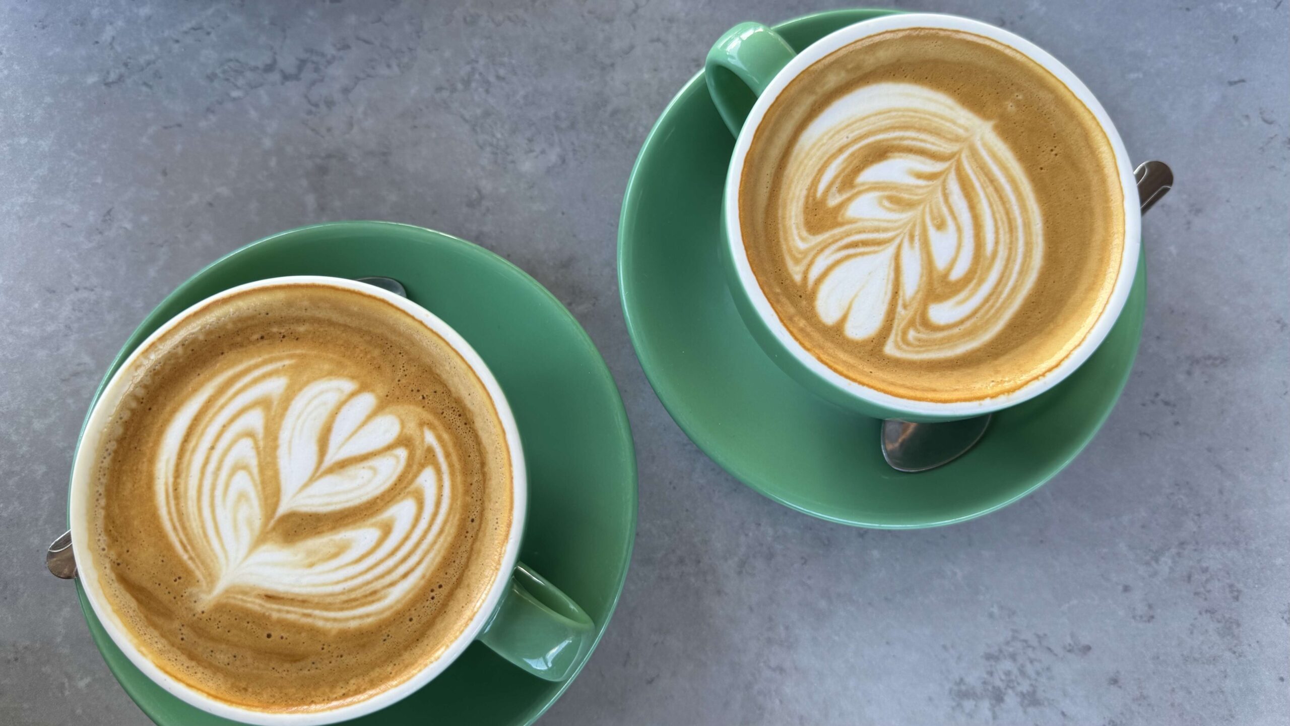 Prepárate para pagar más por tu café: aumentos en la leche y en el grano se avecinan