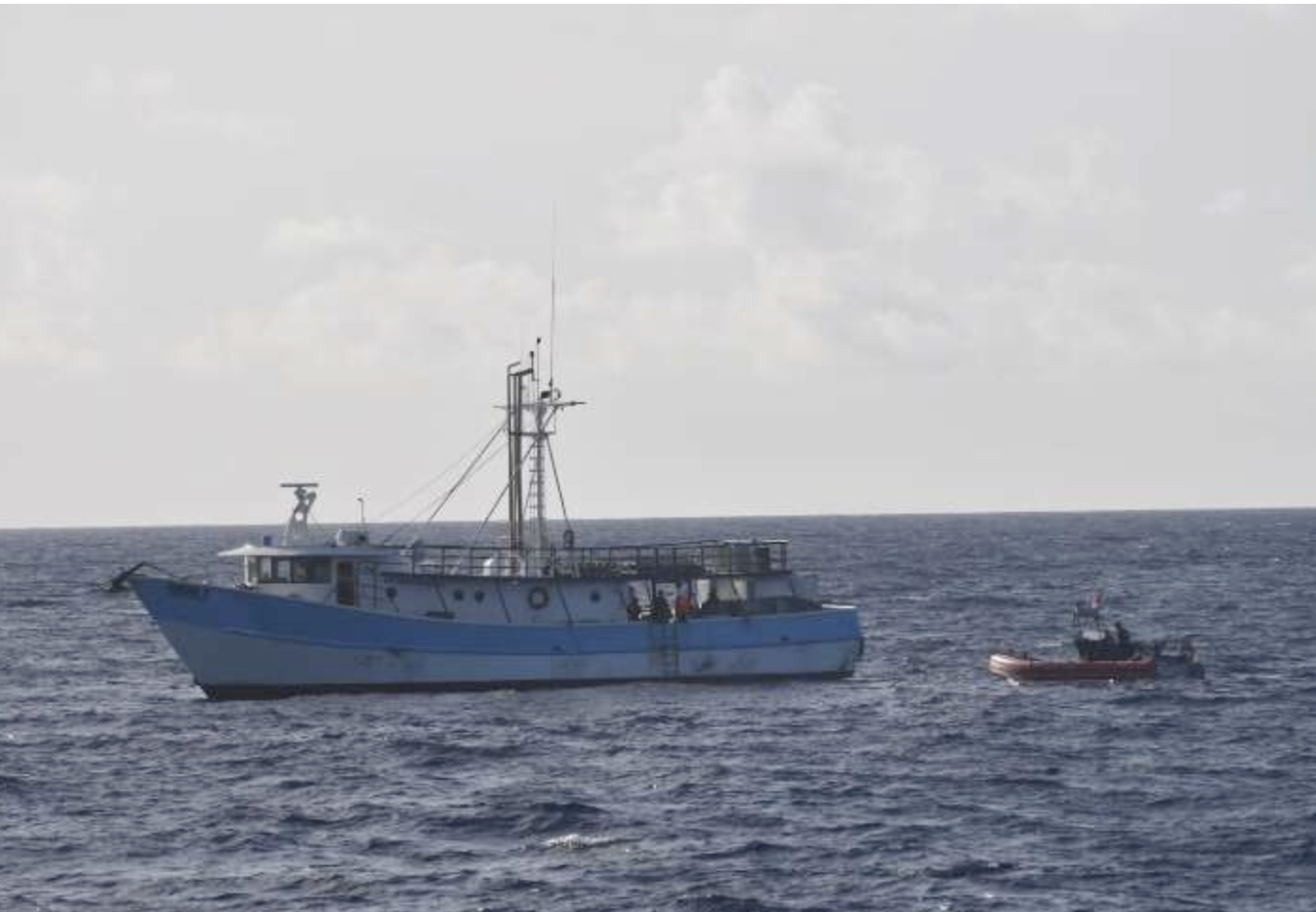 Guardacostas auxilia a cuatro tripulantes de bote averiado